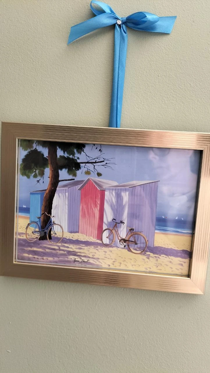 Moldura dourada decorativa para pendurar desenho: cabanas de praia na Bretanha – photo 3